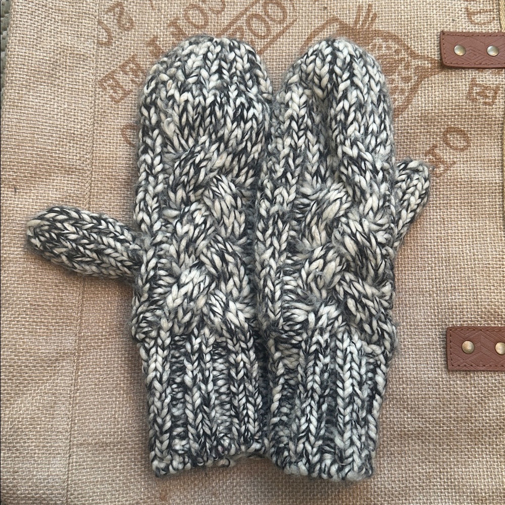 Chunky Knit Fleece Lined Cream & Black Mittens EUC